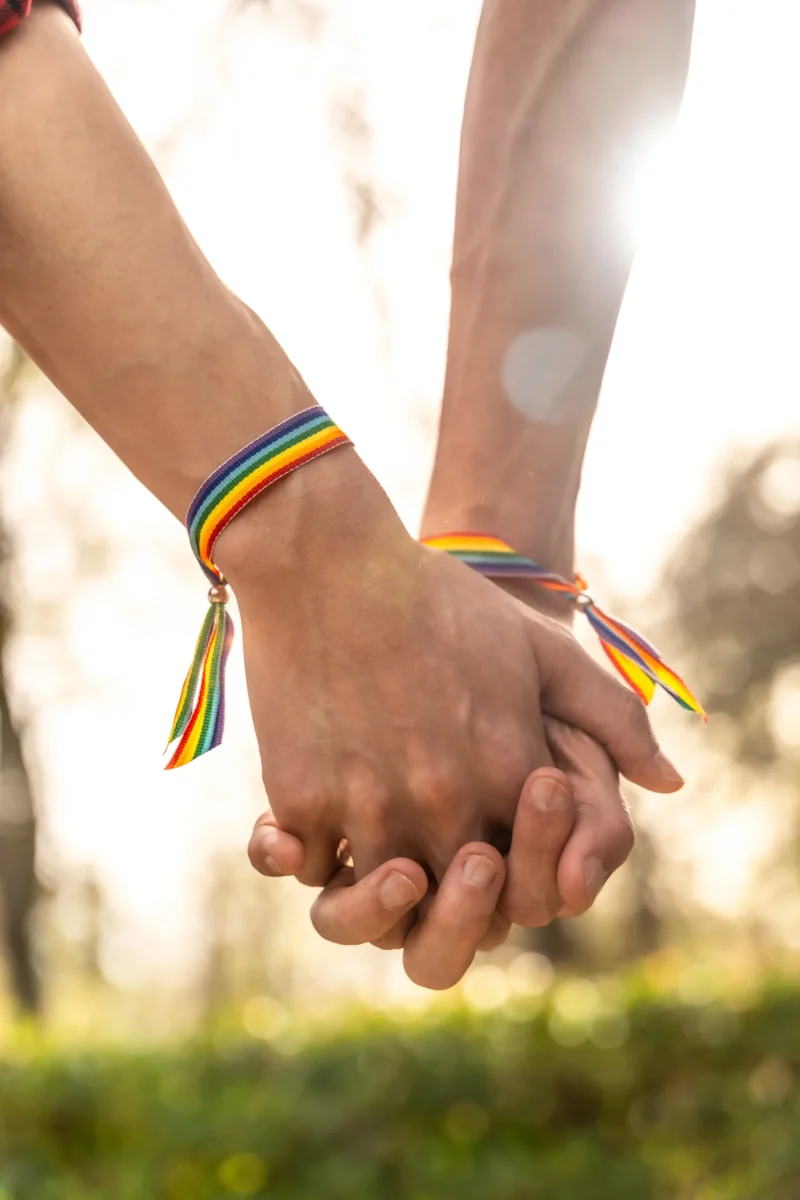 Beziehungskraft-sylvia-kraemer-Systemische Therapeutin und Beraterin - Paar Regenbogenarmbänder Hände halten